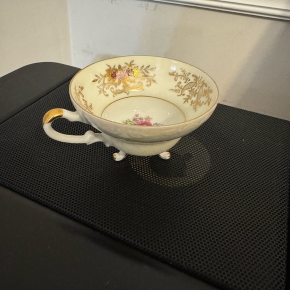 Vintage Elegant Cream and Gold Mug with Floral Design - Picture 4 of 5